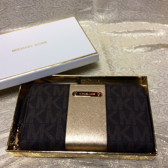 MICHAEL Michael Kors Handbags - Michael Kors LG Coin Multi Function Phone Case